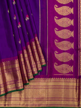 Weaves Gadwal Pattu With Contrast Border