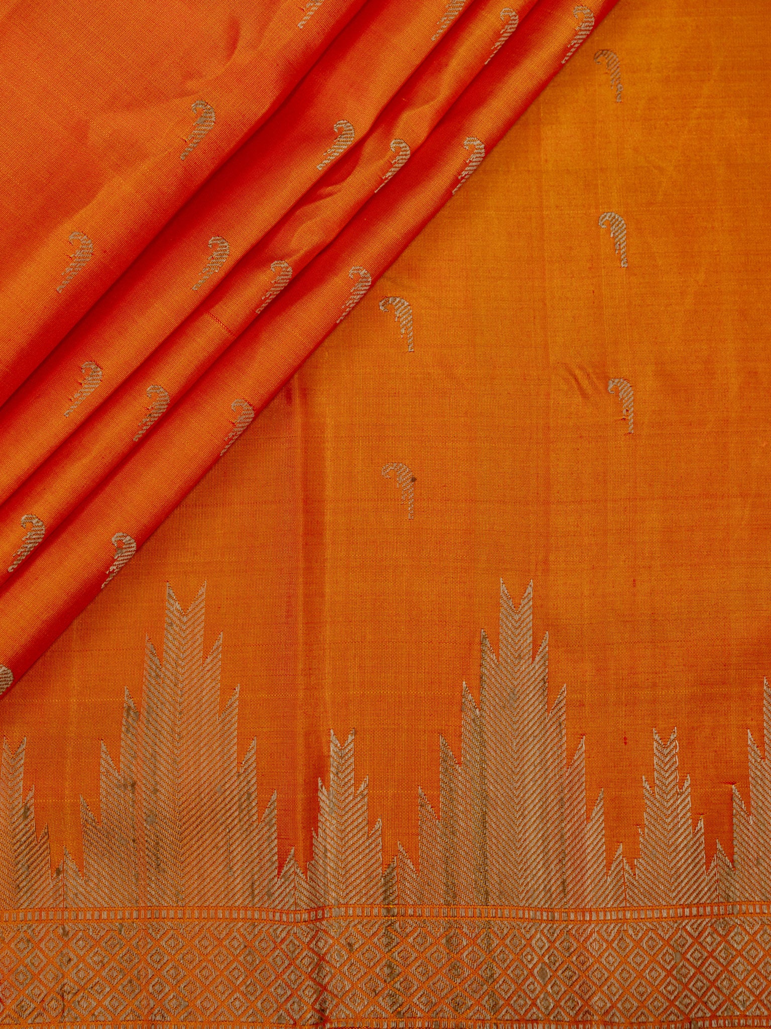 Weaves Gadwal Pattu With Temple Border With Butta With Muniya