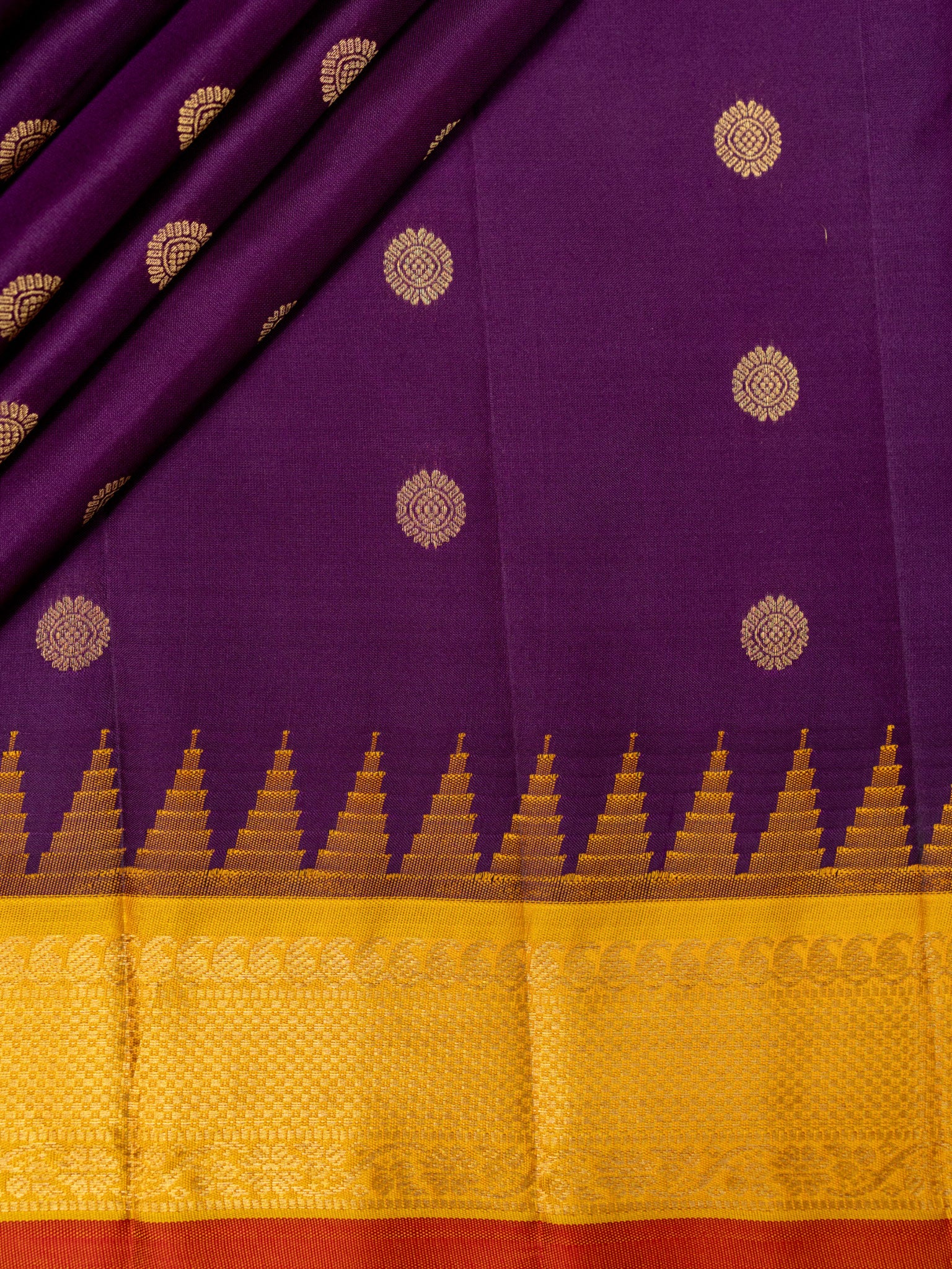 Weaves Gadwal Pattu With Contrast Border With Temple Border With Butta
