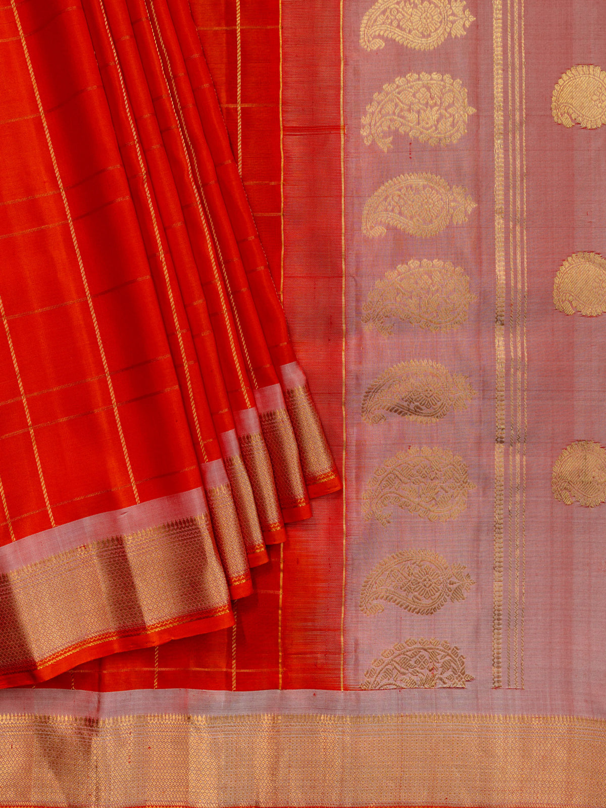 Weaves Gadwal Pattu With Contrast Border With Checks