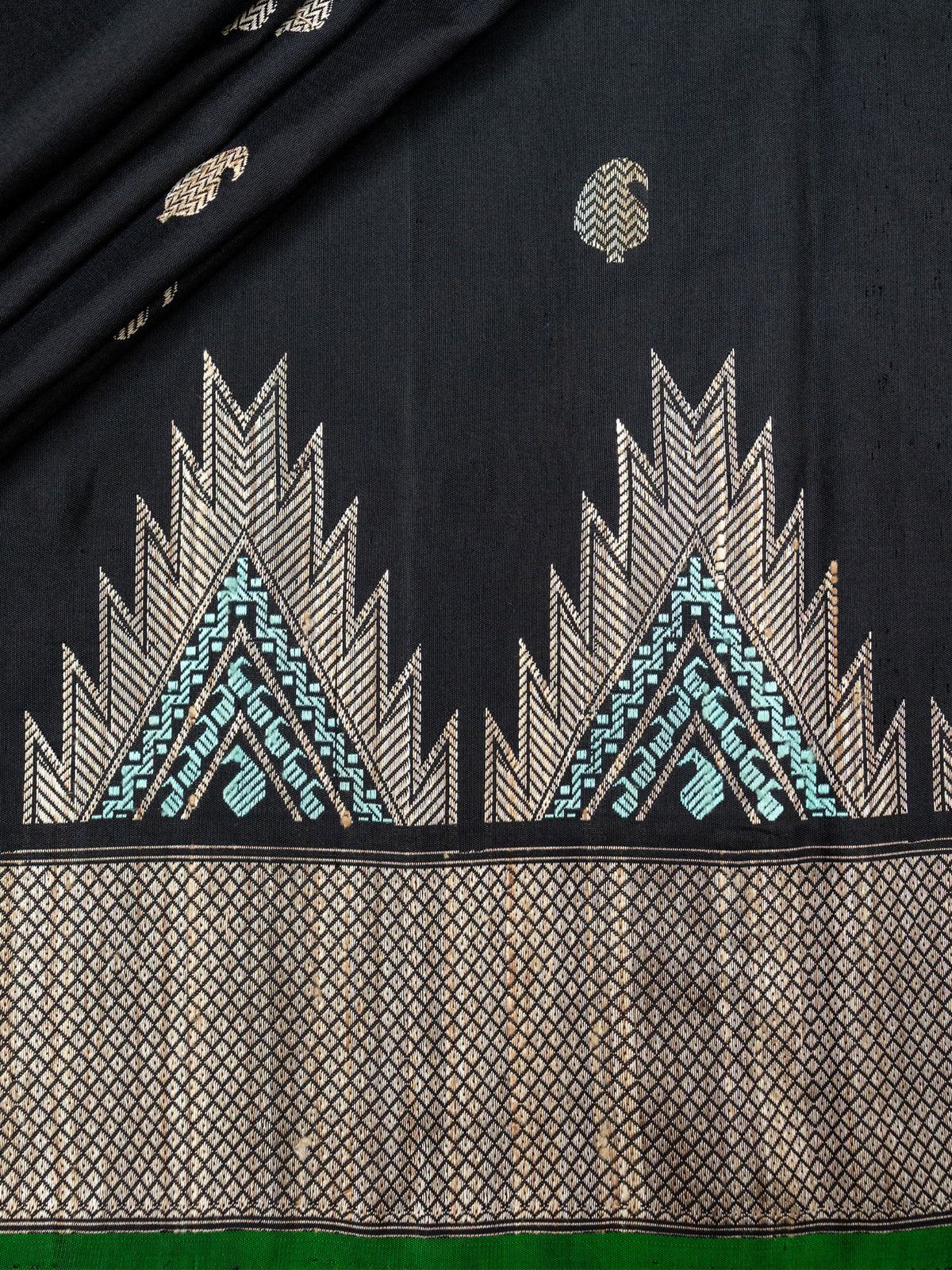 Weaves Gadwal Pattu Border With Temple Border
