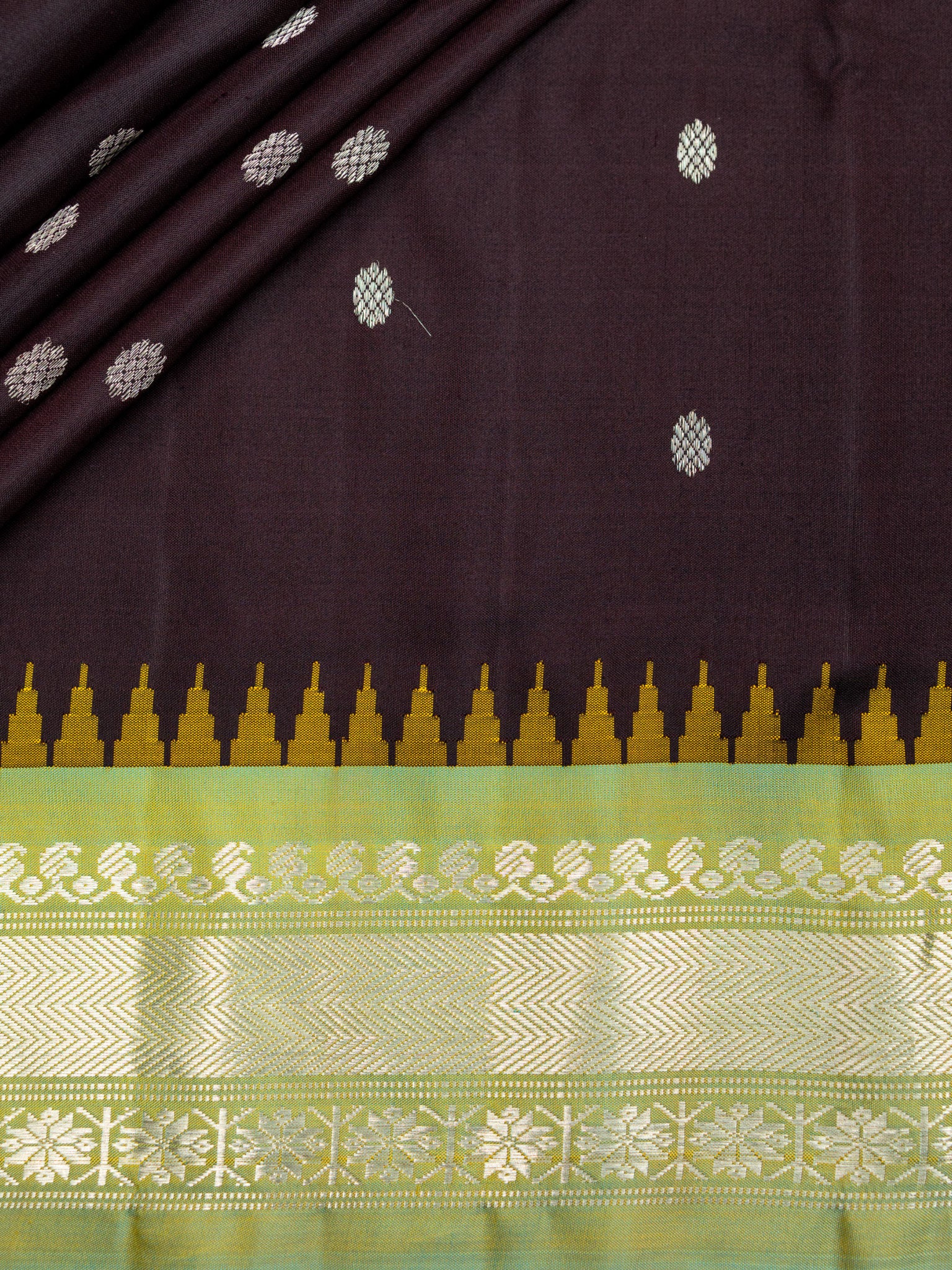 Weaves Gadwal Pattu With Contrast Border With Temple Border