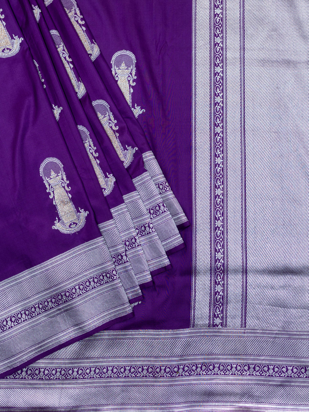 Weaves Banarasi Butta