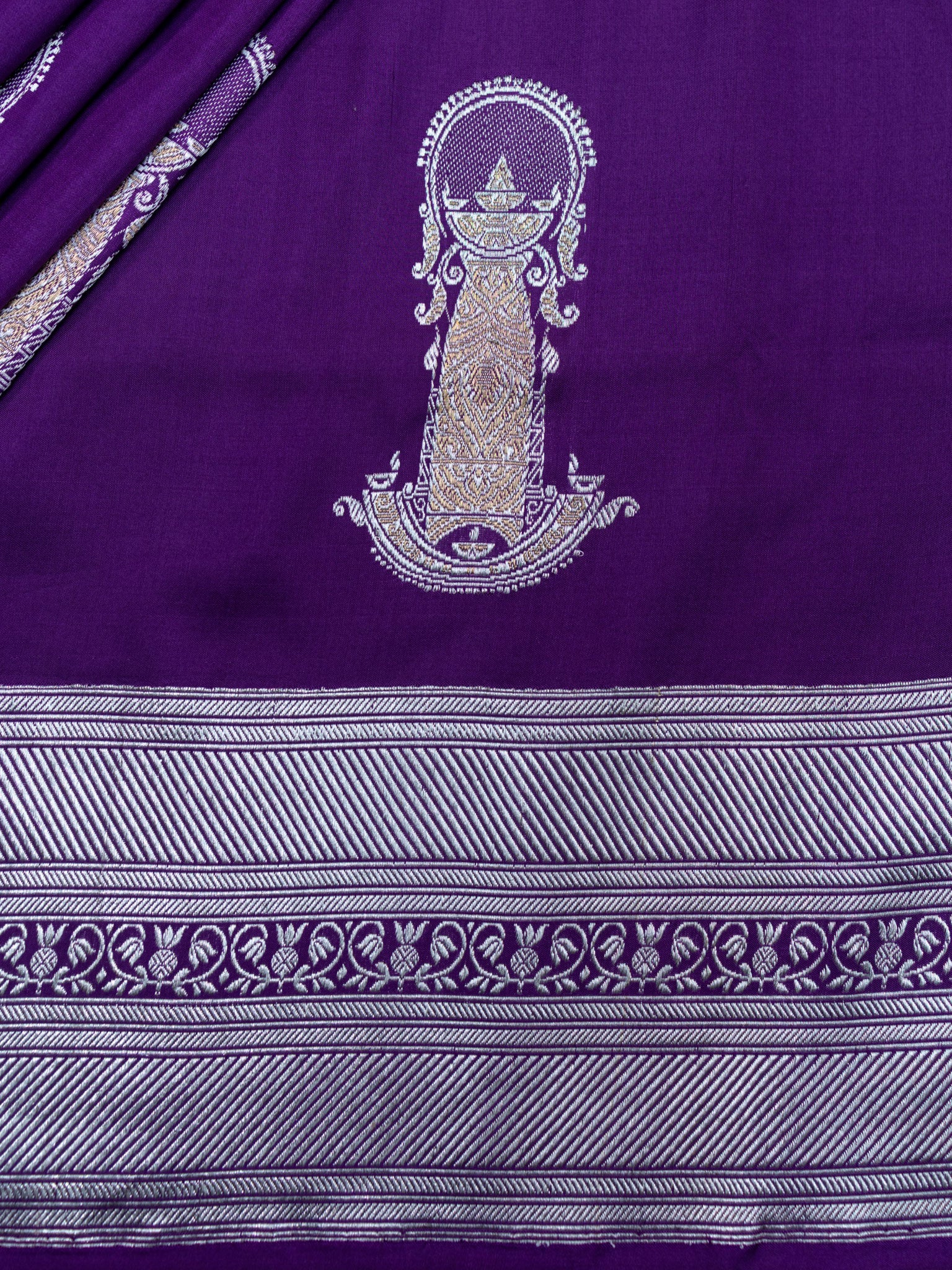 Weaves Banarasi Butta