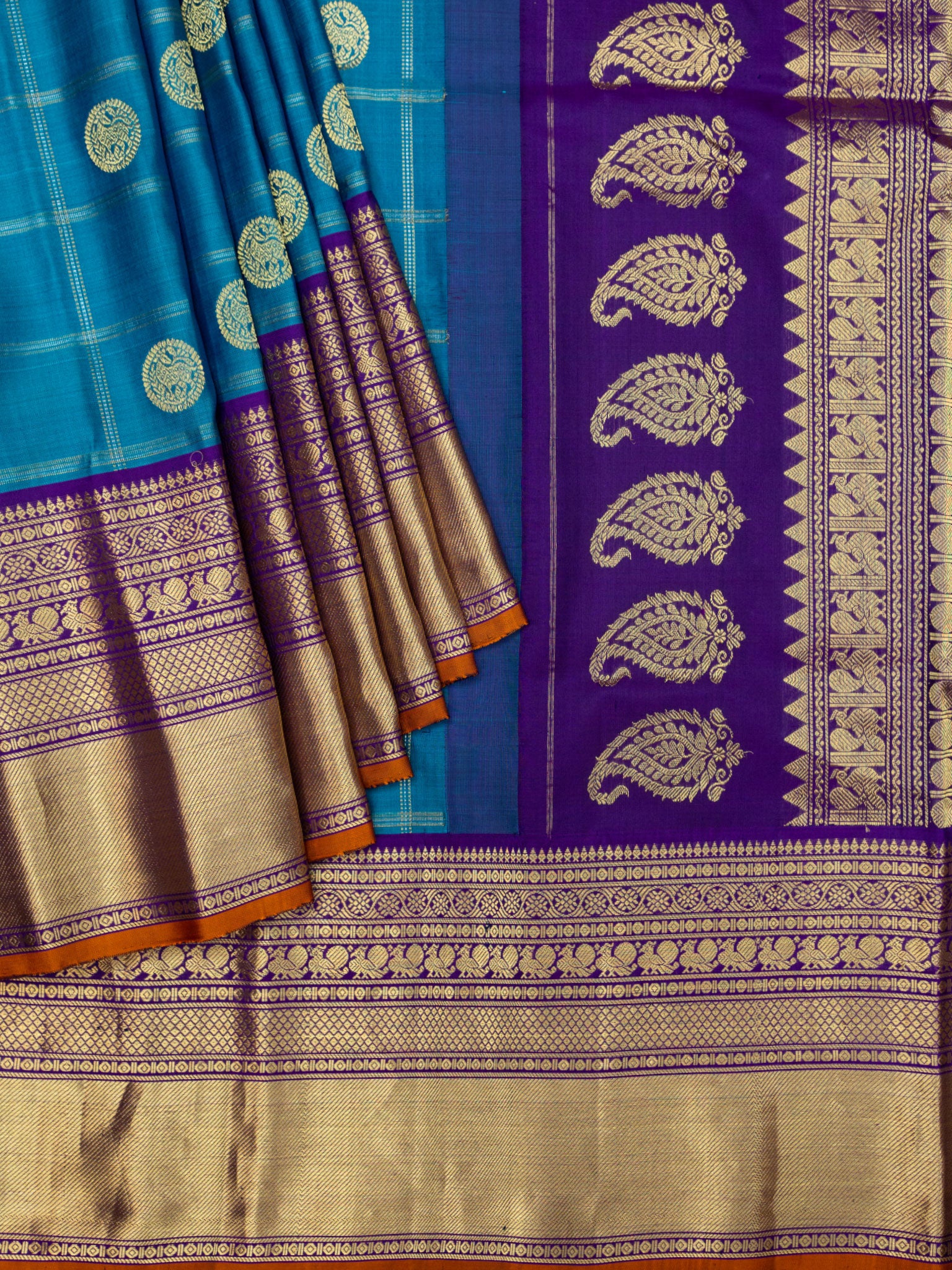 Weaves Gadwal Pattu With Contrast Border With Checks
