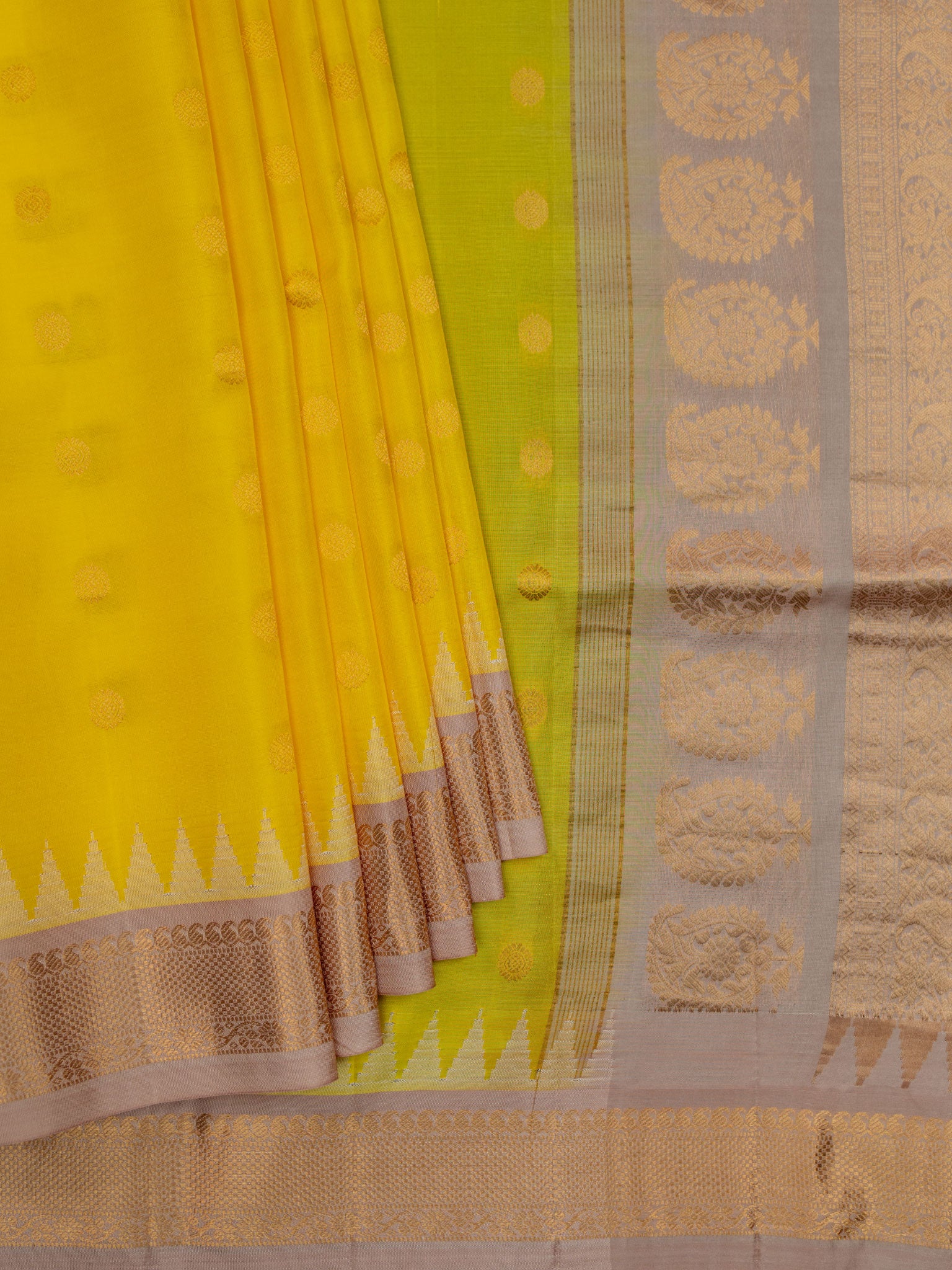 Weaves Gadwal Pattu With Contrast Border With Temple Border With Butta