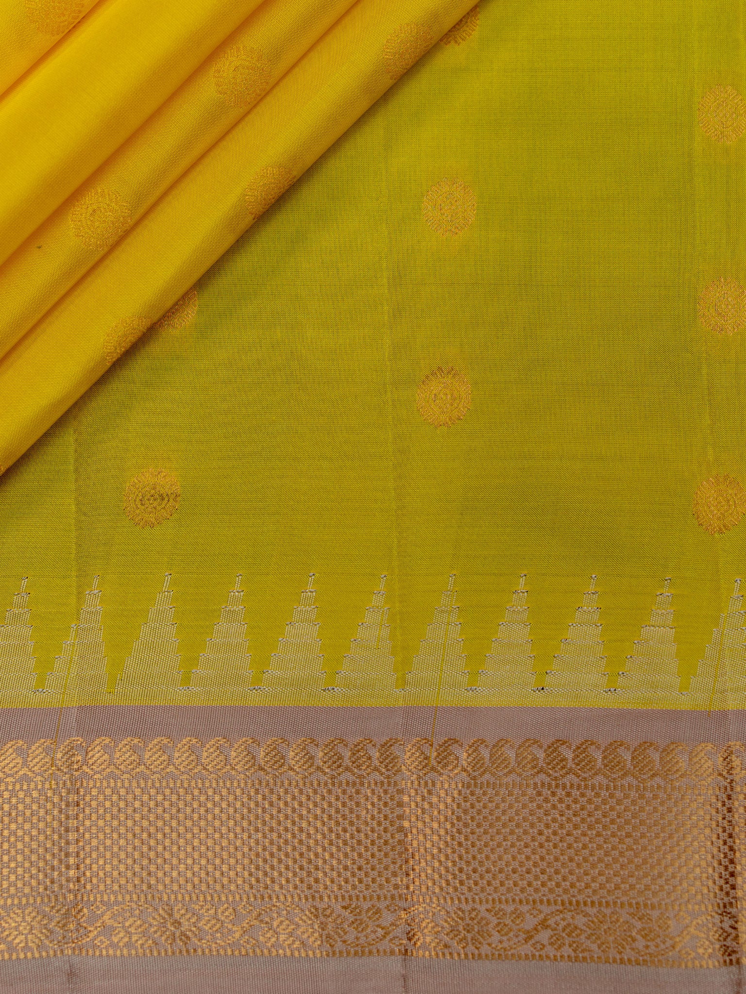 Weaves Gadwal Pattu With Contrast Border With Temple Border With Butta