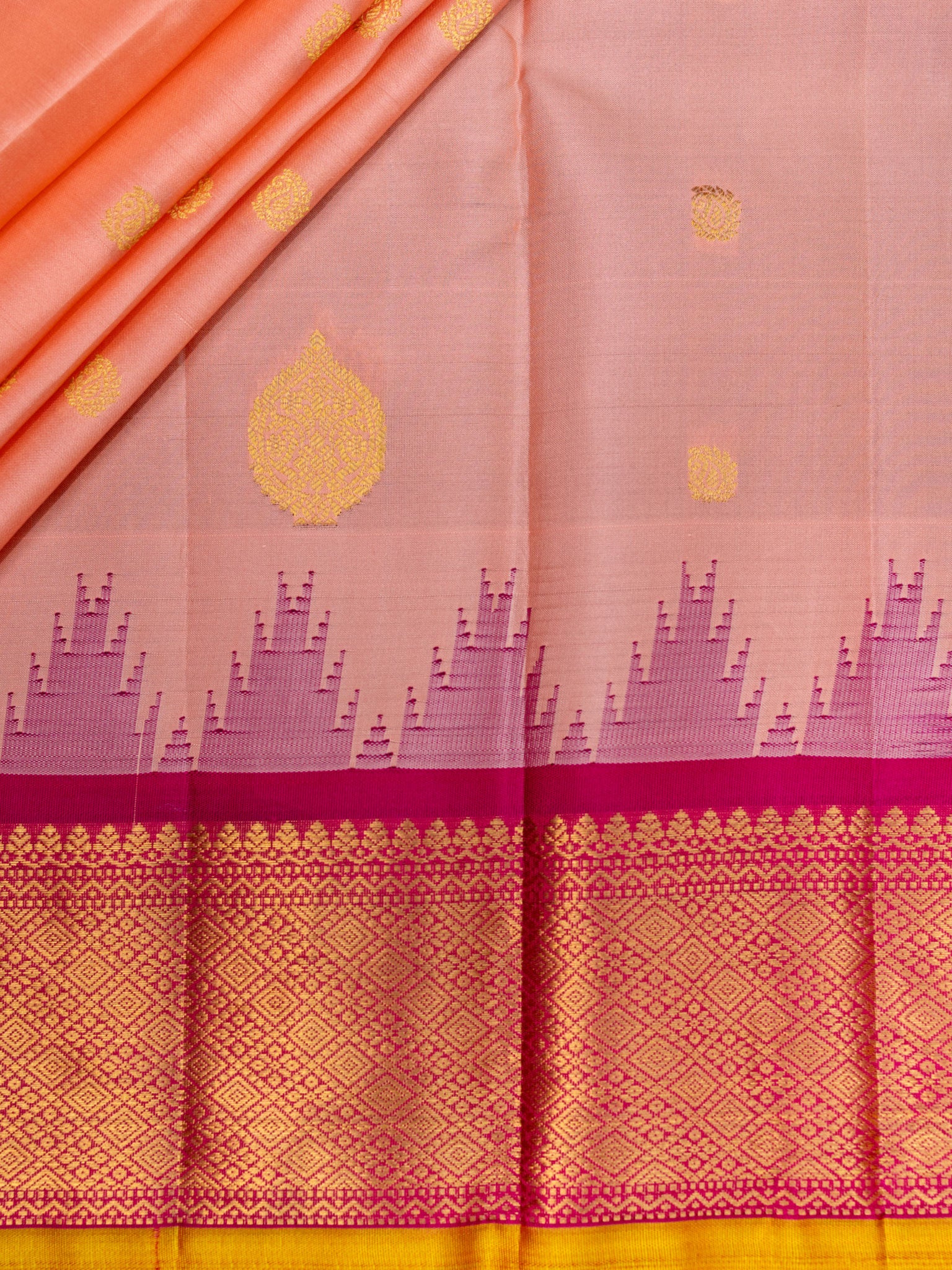 Weaves Gadwal Pattu With Contrast Border With Butta