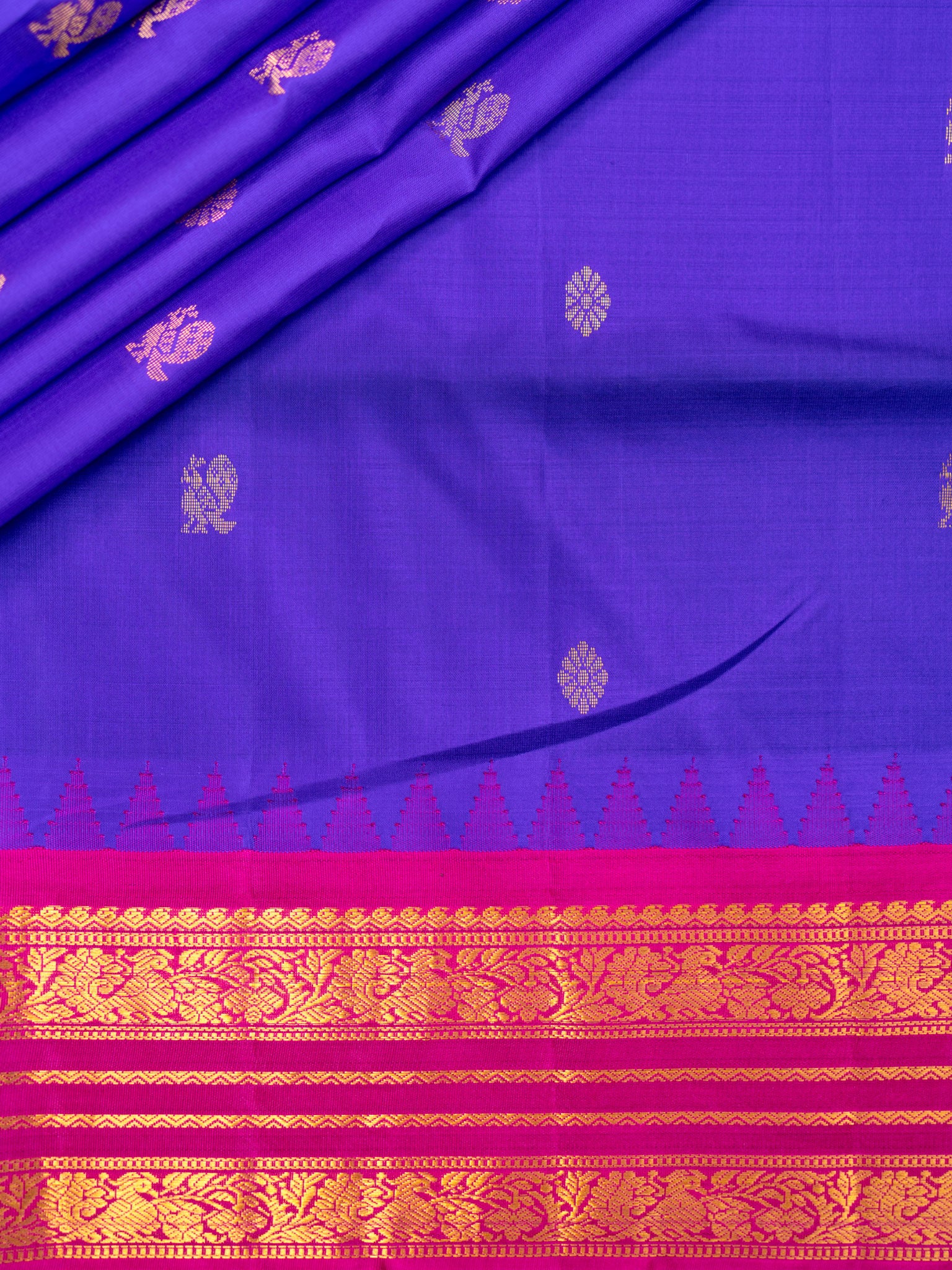 Weaves Gadwal Pattu With Contrast Border With Temple Border With Butta