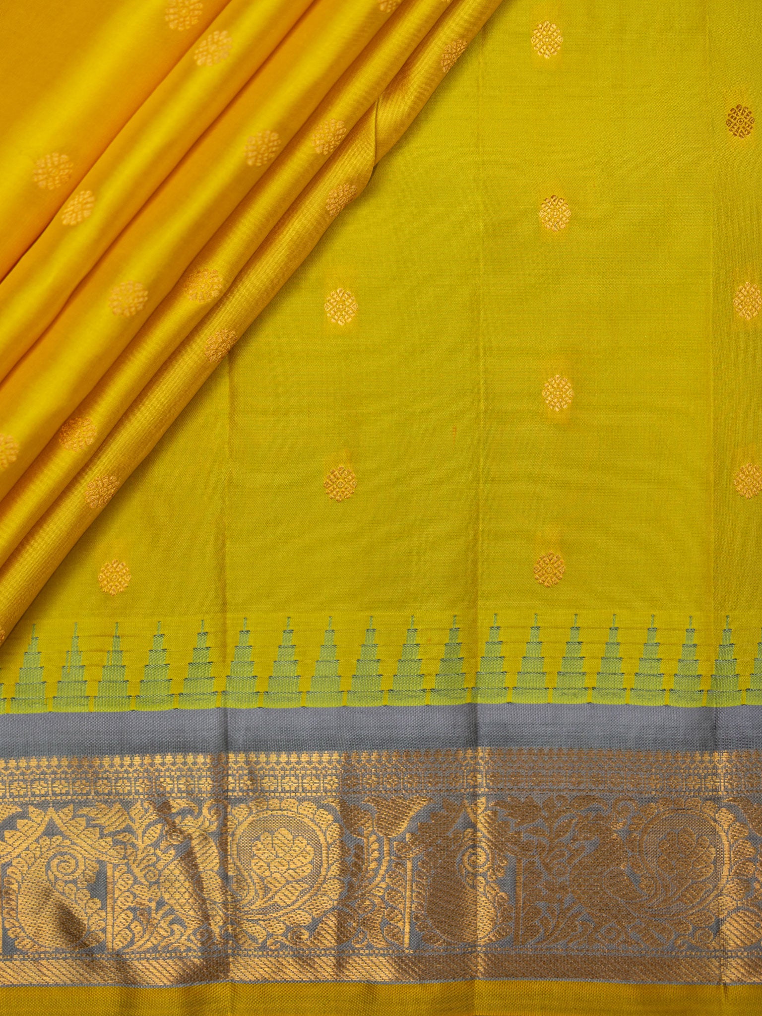 Weaves Gadwal Pattu With Contrast Border With Temple Border With Butta
