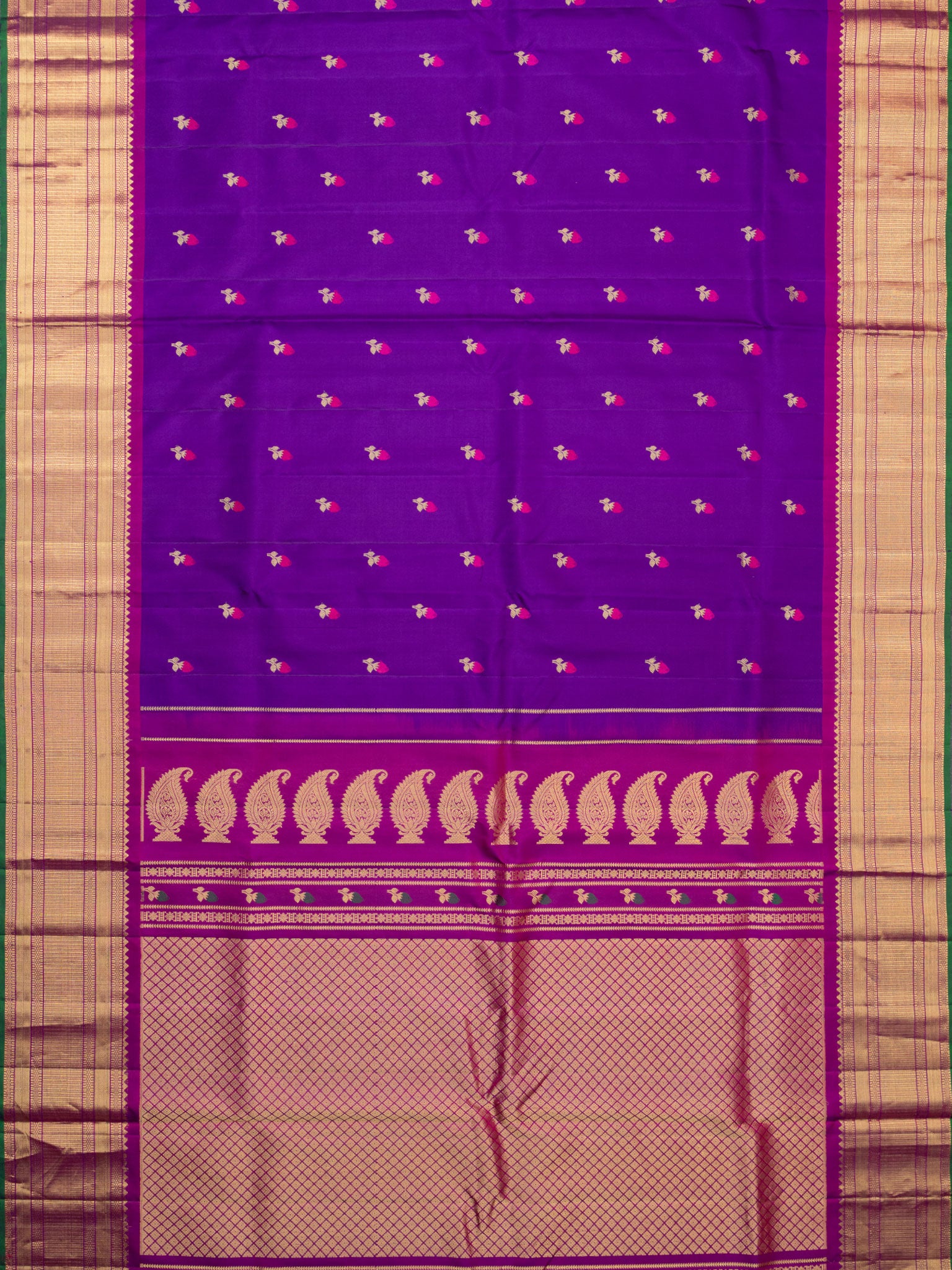Weaves Gadwal Pattu With Contrast Border