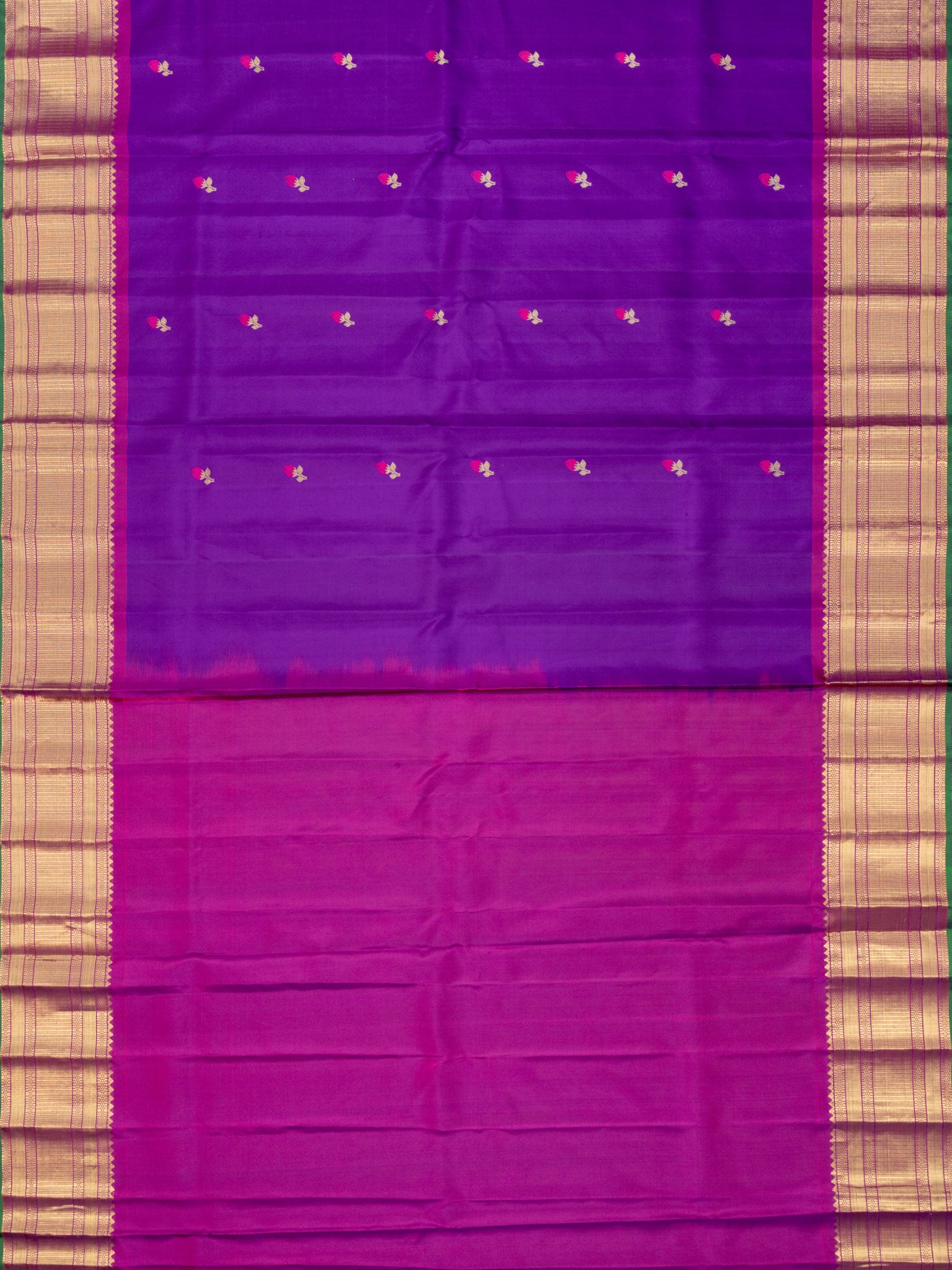 Weaves Gadwal Pattu With Contrast Border