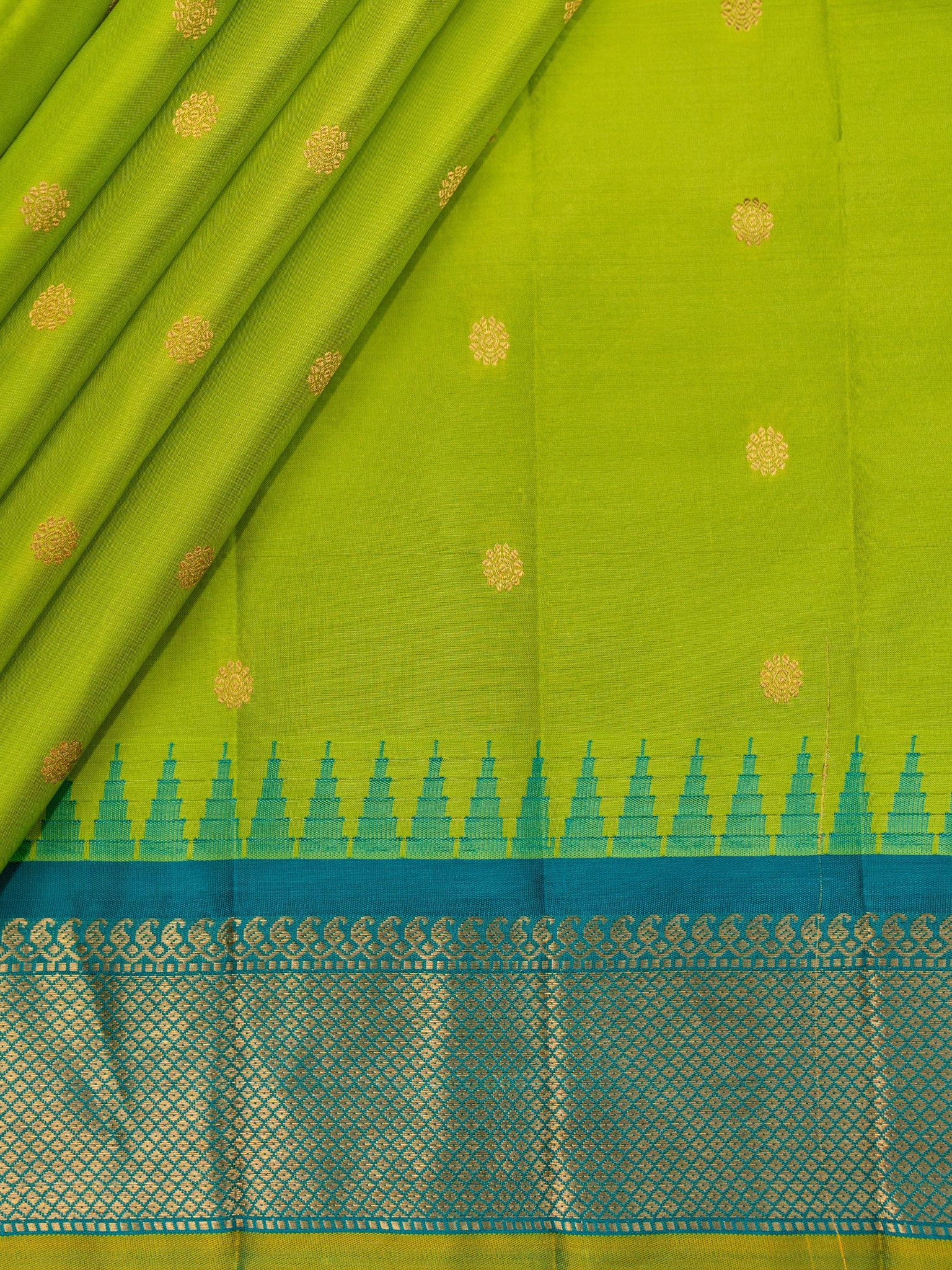 Weaves Gadwal Pattu With Contrast Border With Temple Border With Butta