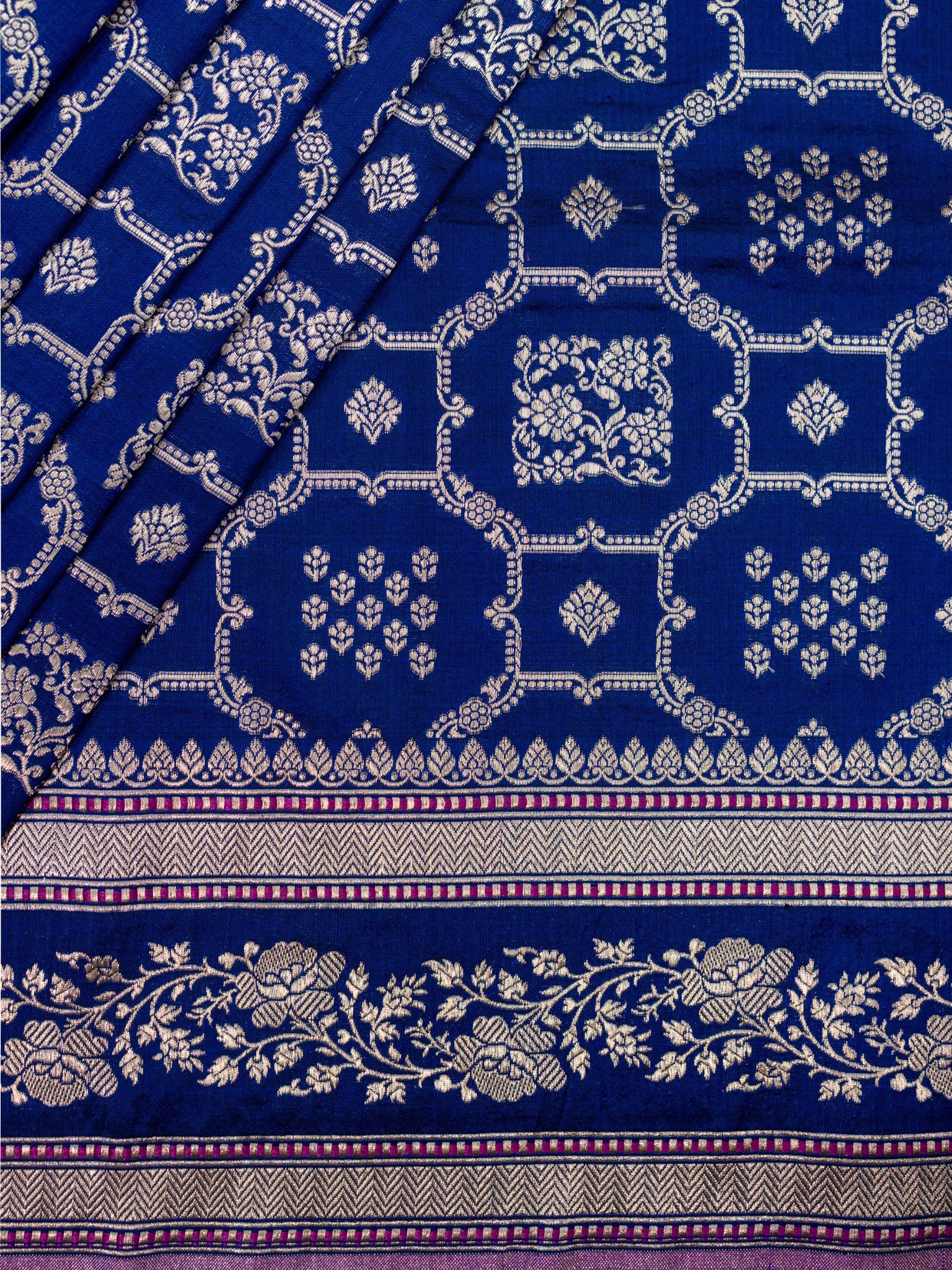Weaves Banarasi Butta With Edgeing