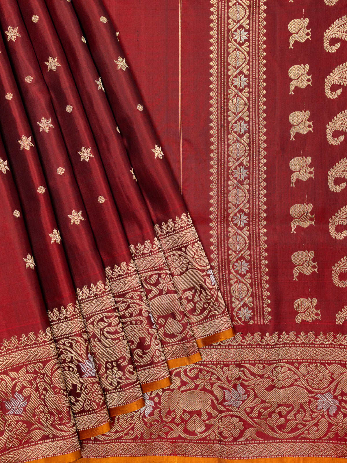 Weaves Gadwal Pattu With Small Butta