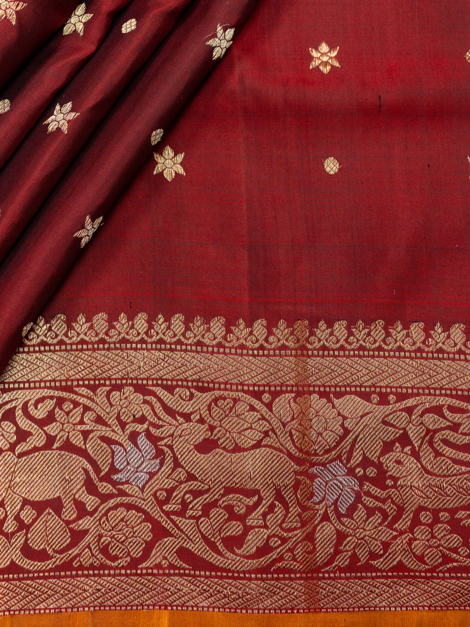Weaves Gadwal Pattu With Small Butta