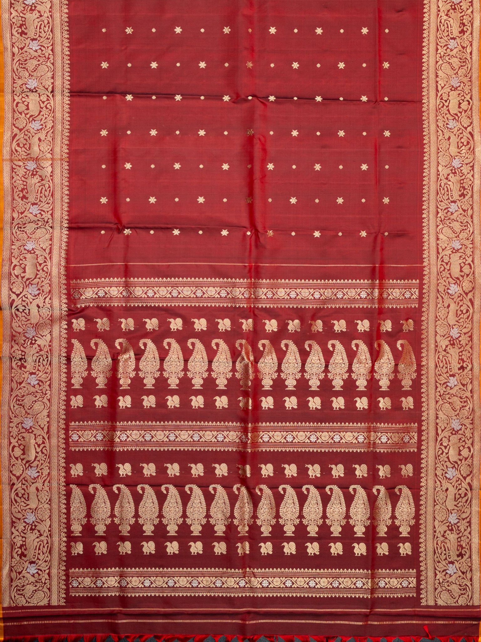 Weaves Gadwal Pattu With Small Butta