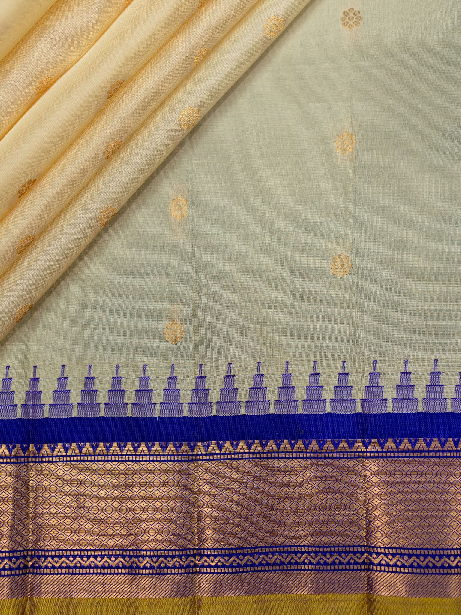 Weaves Gadwal Pattu With Contrast Border With Temple Border