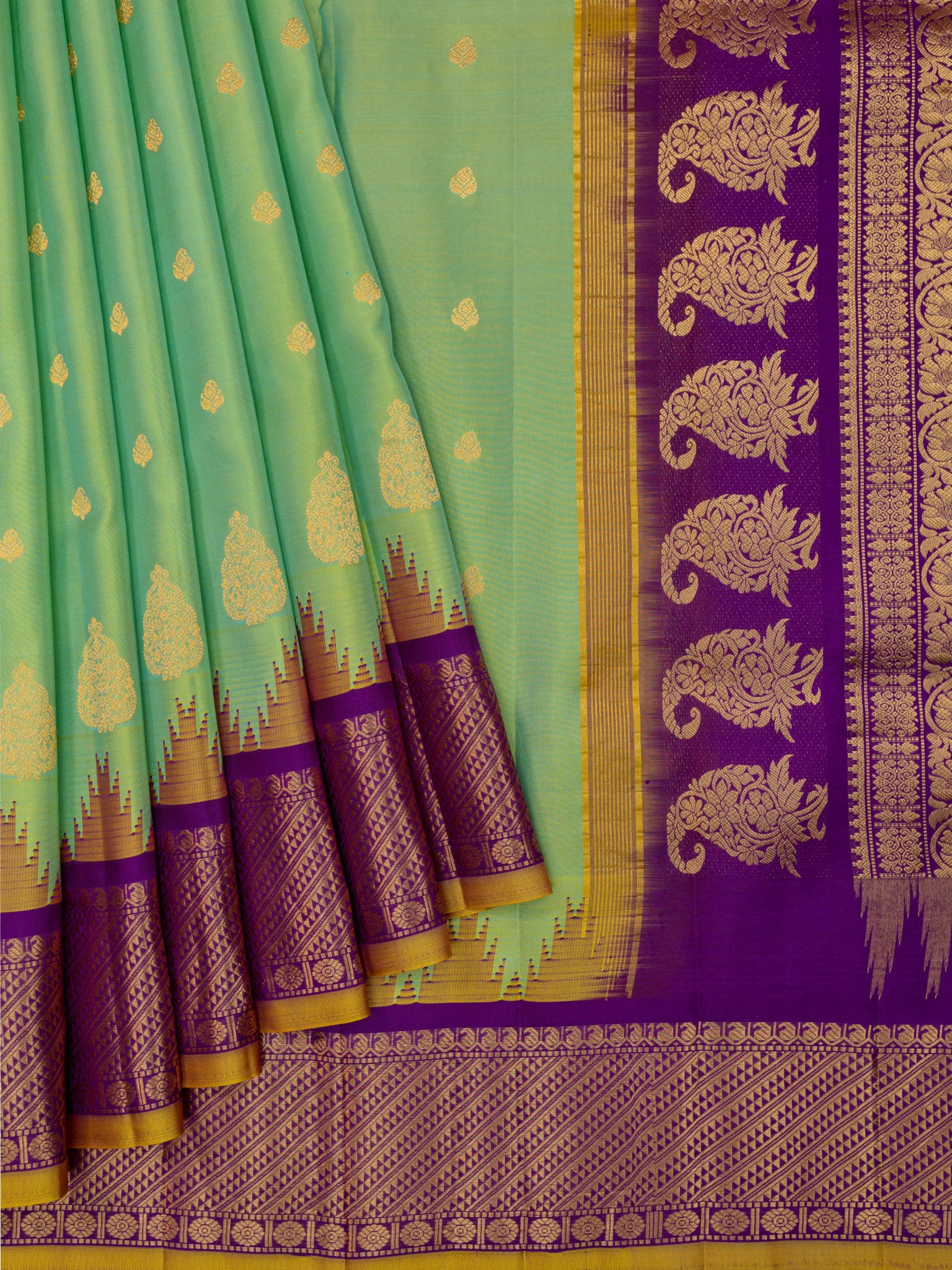 Weaves Gadwal Pattu With Contrast Border With Small Butta
