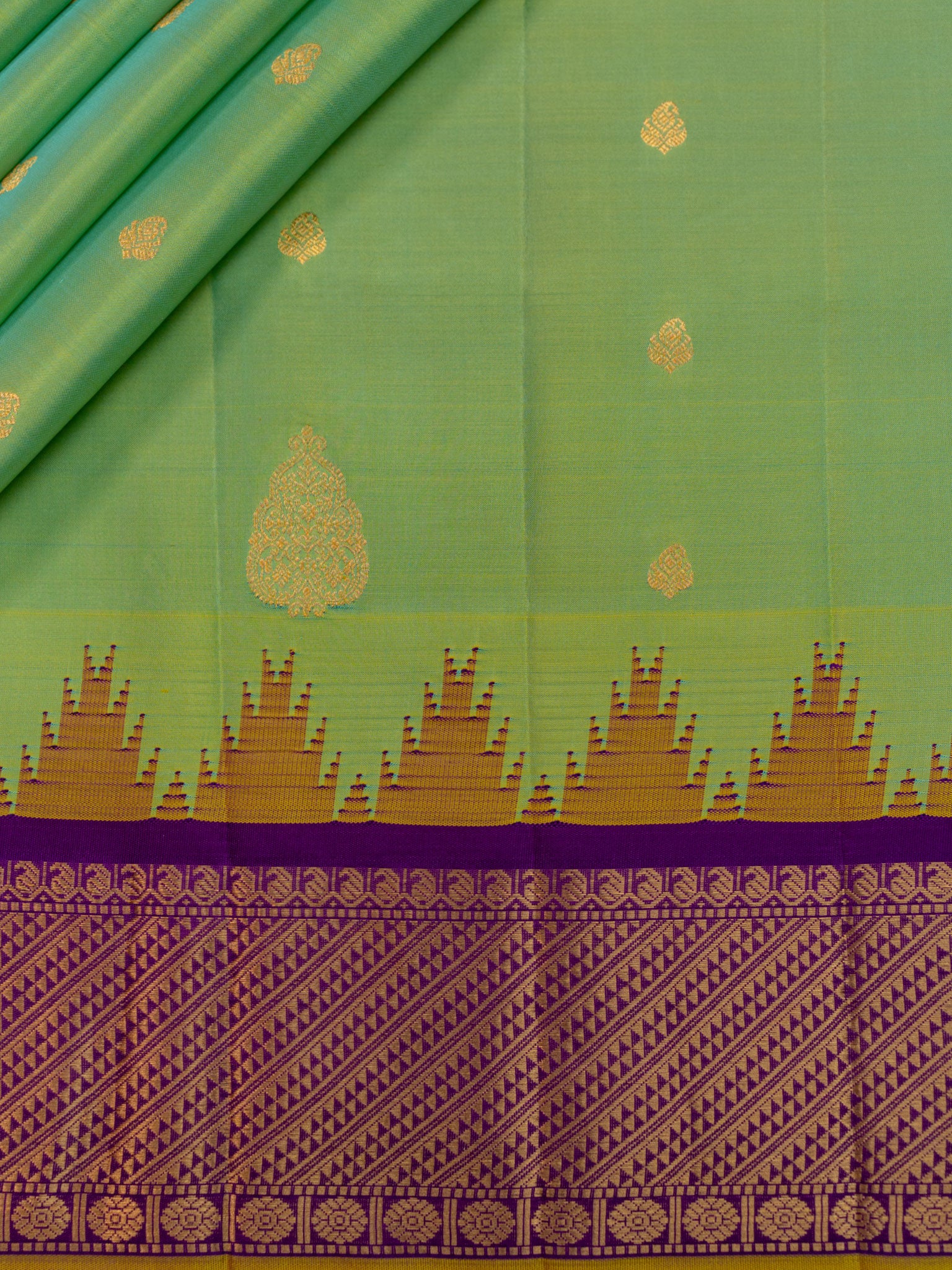 Weaves Gadwal Pattu With Contrast Border With Small Butta