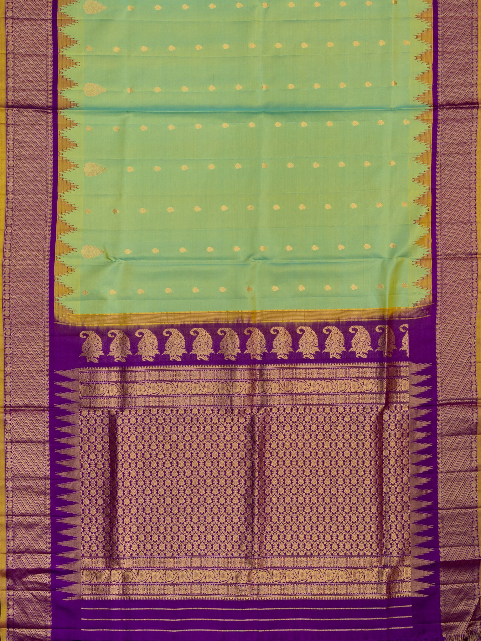 Weaves Gadwal Pattu With Contrast Border With Small Butta