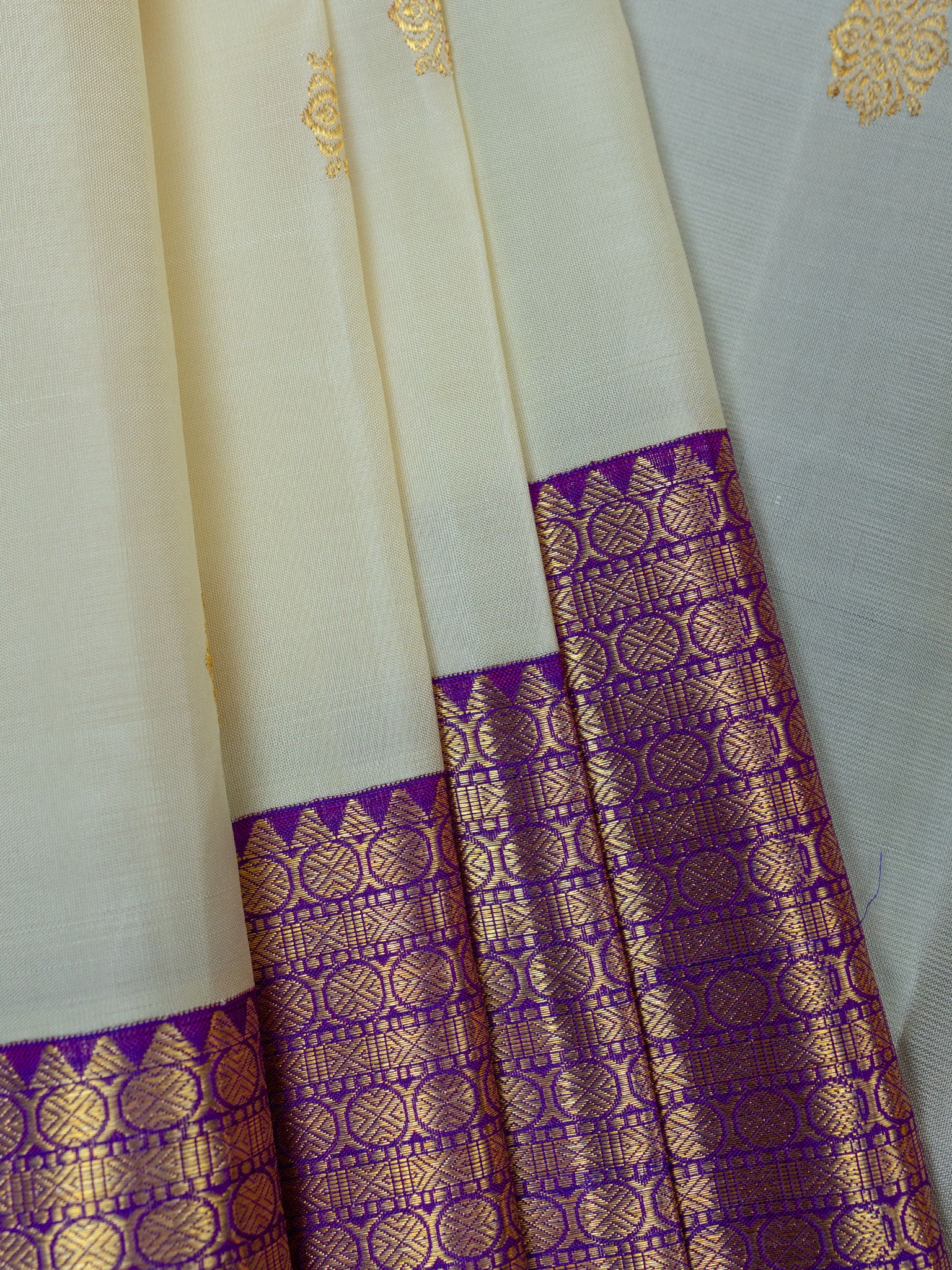 Kanjeevaram Kanchi Pattu All Over Butta Gold Zari With Contrast Border (Talambralu) White + Purple