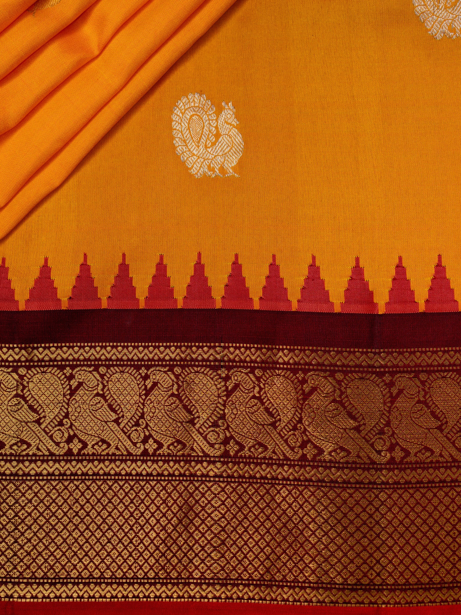 Weaves Gadwal Pattu With Contrast Border With Temple Border With Butta