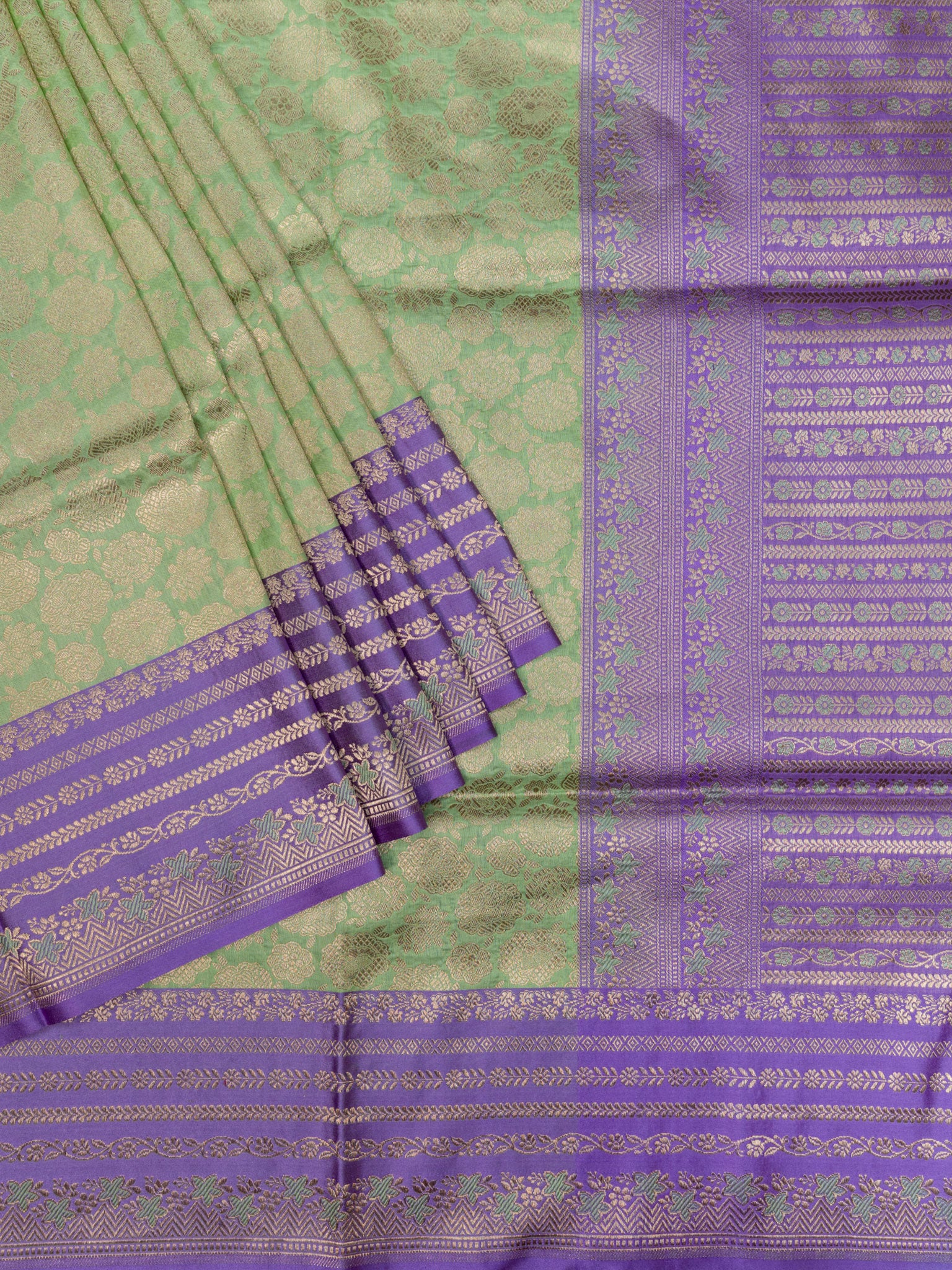 Weaves Banarasi Butta With Contrast Border