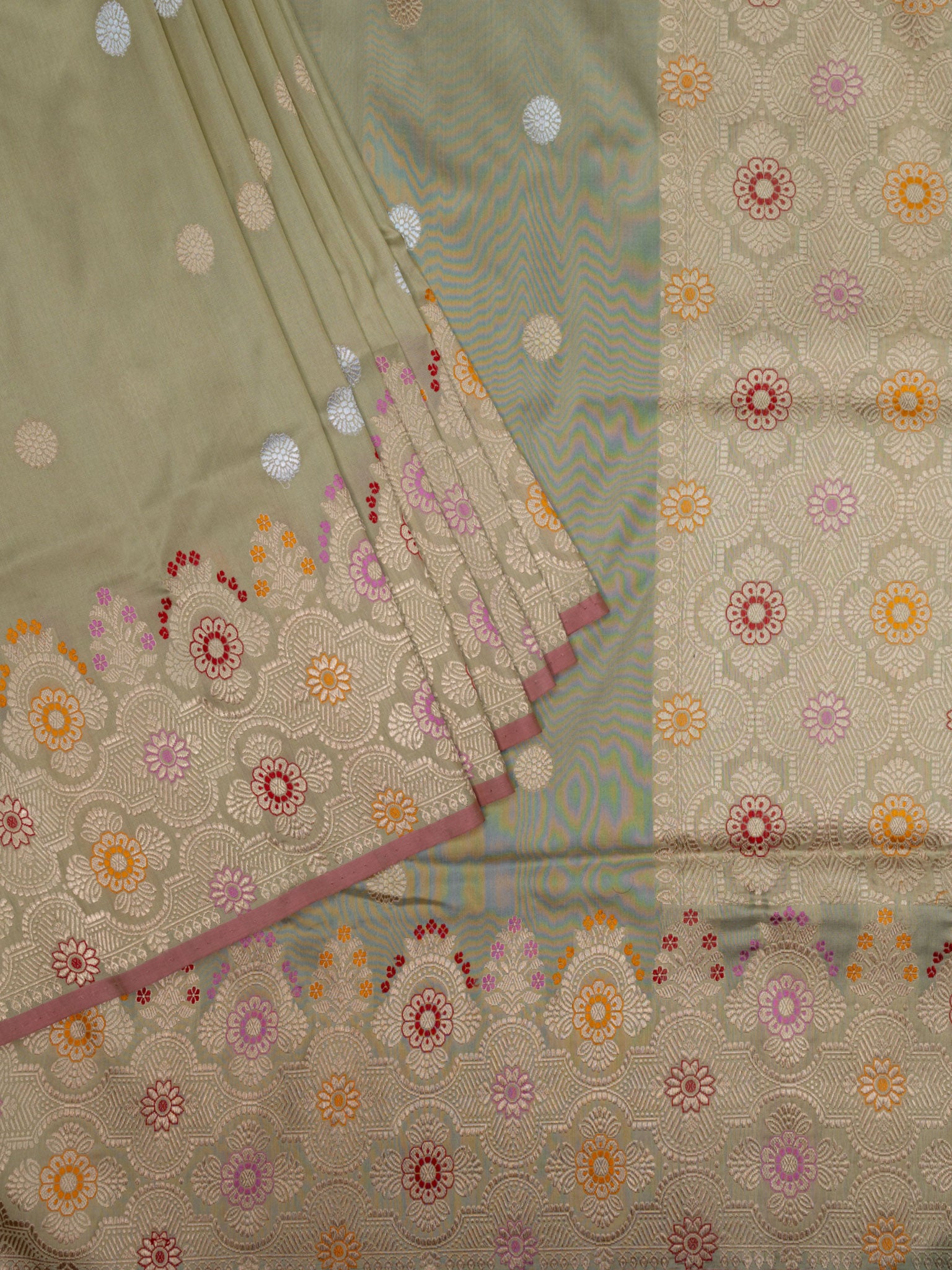 Weaves Banarasi Butta With Edgeing