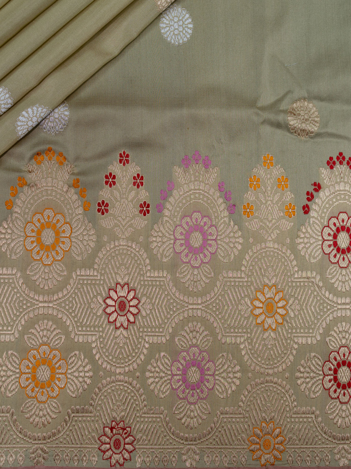 Weaves Banarasi Butta With Edgeing