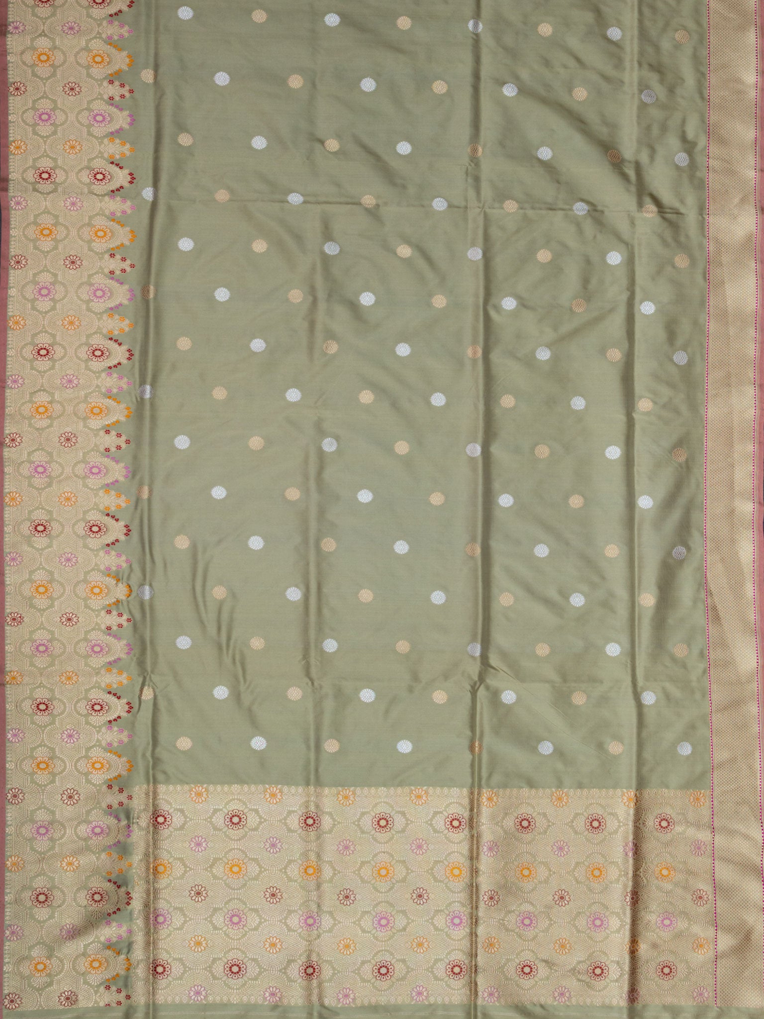Weaves Banarasi Butta With Edgeing