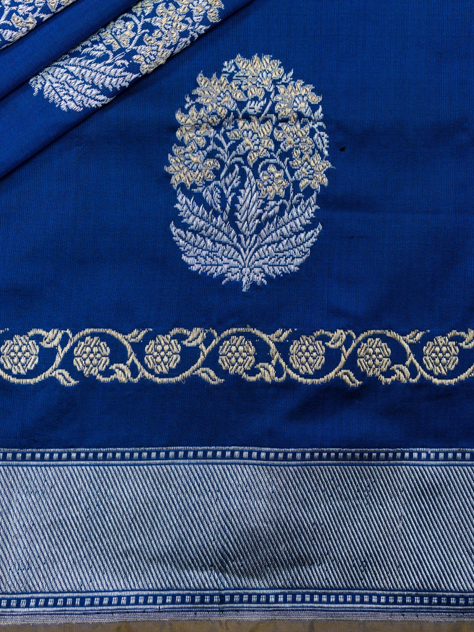 Weaves Banarasi Jaal With Edgeing