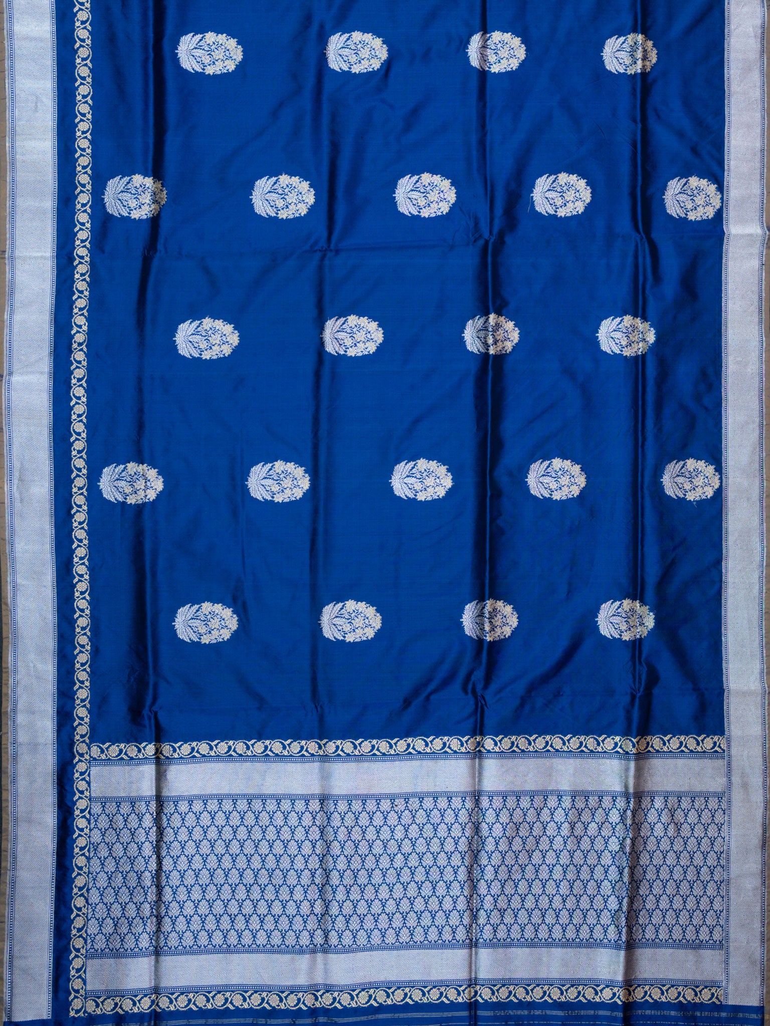 Weaves Banarasi Jaal With Edgeing