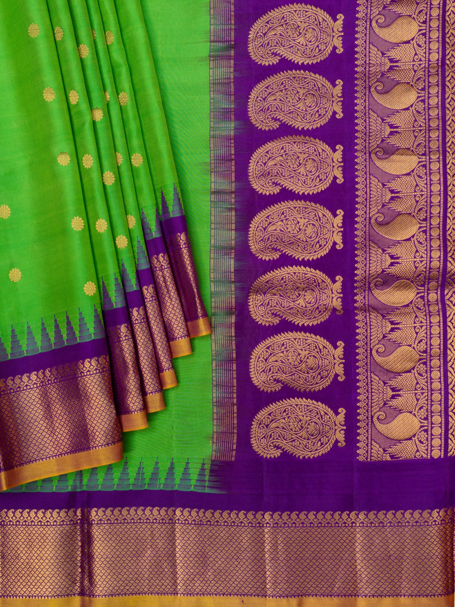 Weaves Gadwal Pattu With Contrast Border With Temple Border