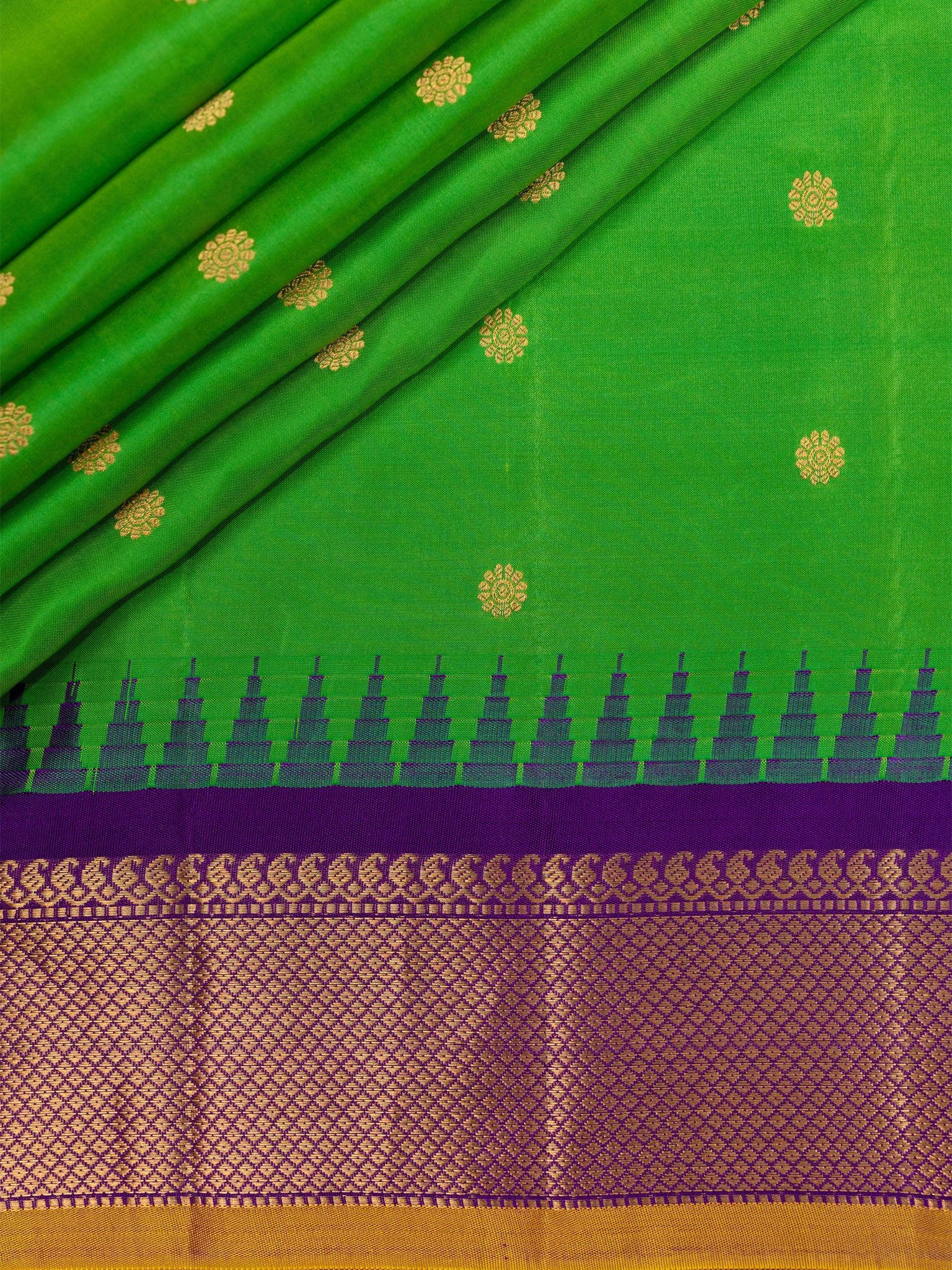 Weaves Gadwal Pattu With Contrast Border With Temple Border