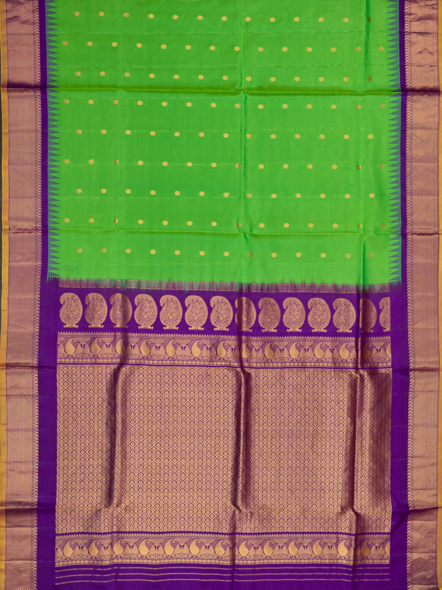 Weaves Gadwal Pattu With Contrast Border With Temple Border