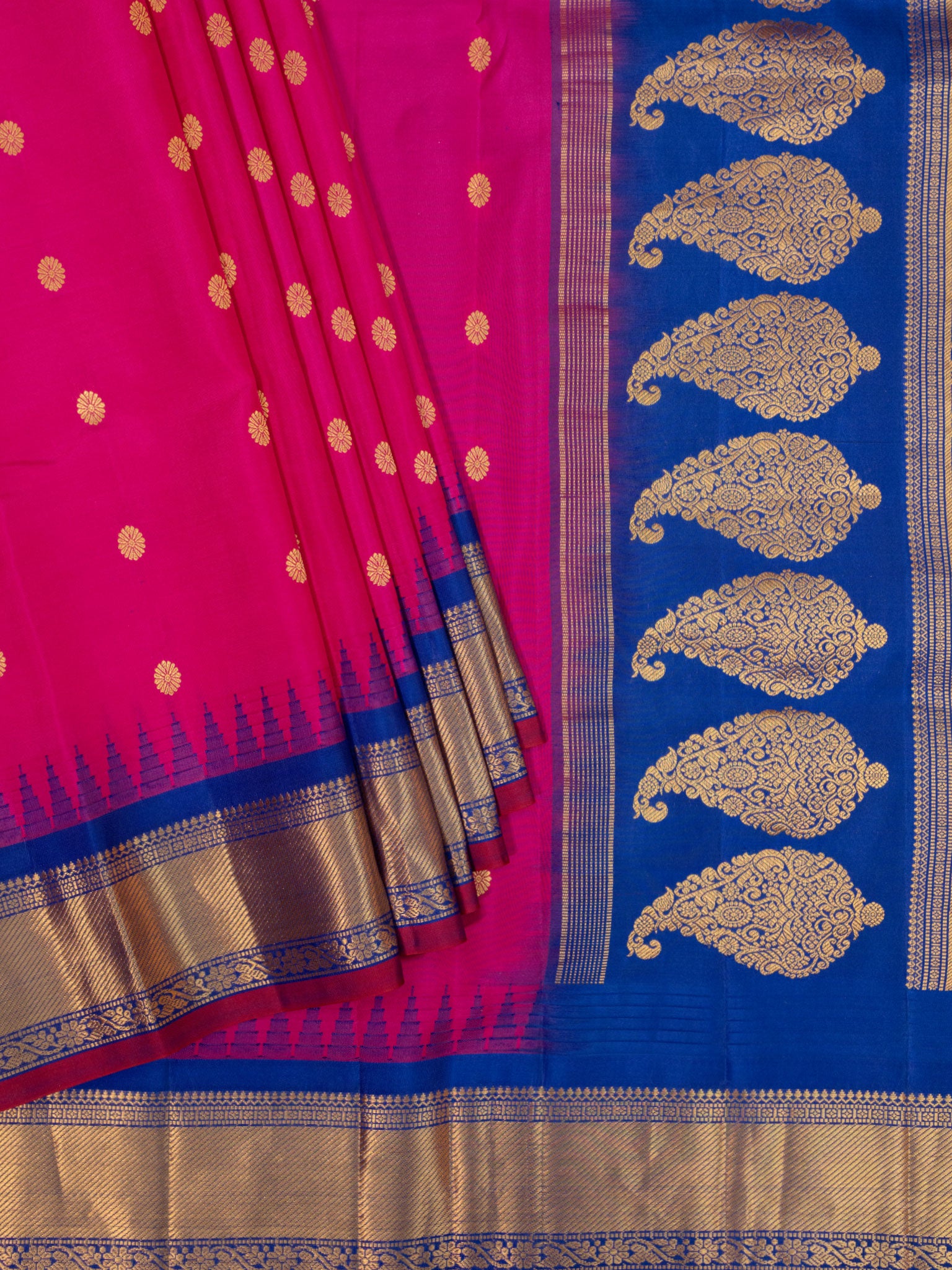 Weaves Gadwal Pattu With Contrast Border With Small Butta