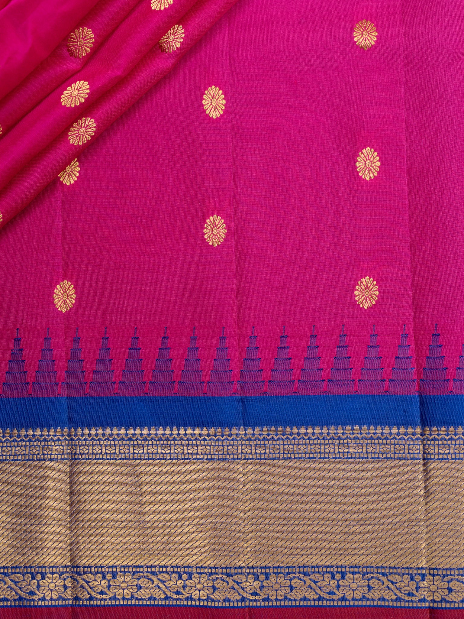 Weaves Gadwal Pattu With Contrast Border With Small Butta
