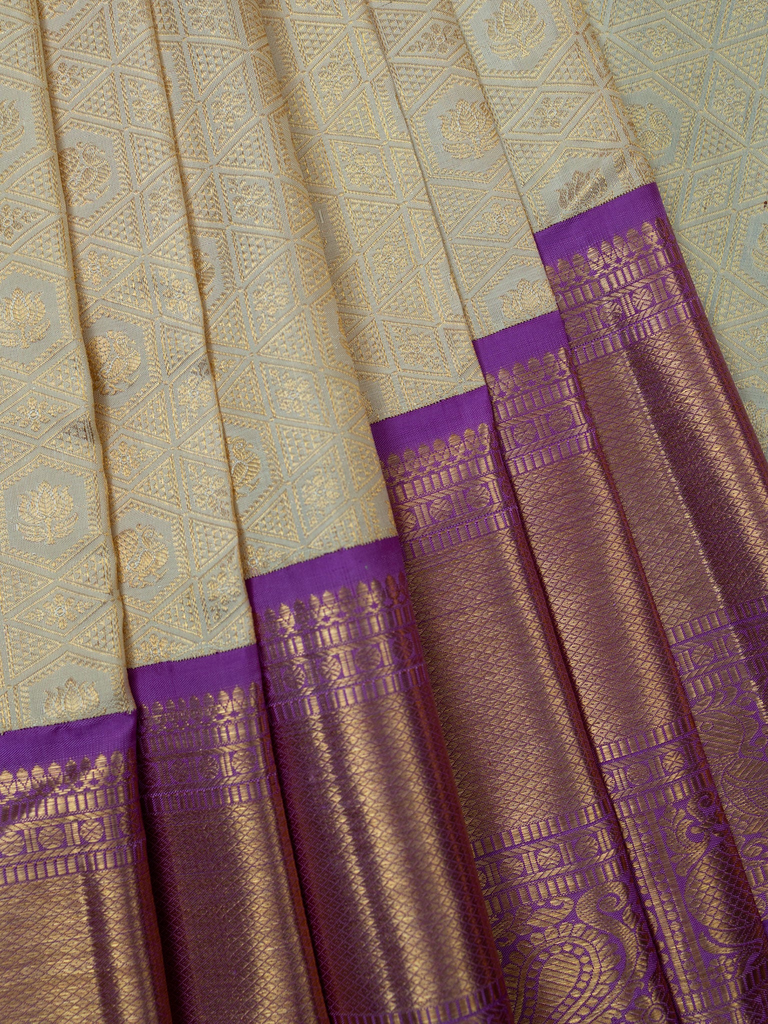 Kanjeevaram Kanchi Pattu All Over Butta Zari With Contrast Border (Talambralu) Cream + Lilac