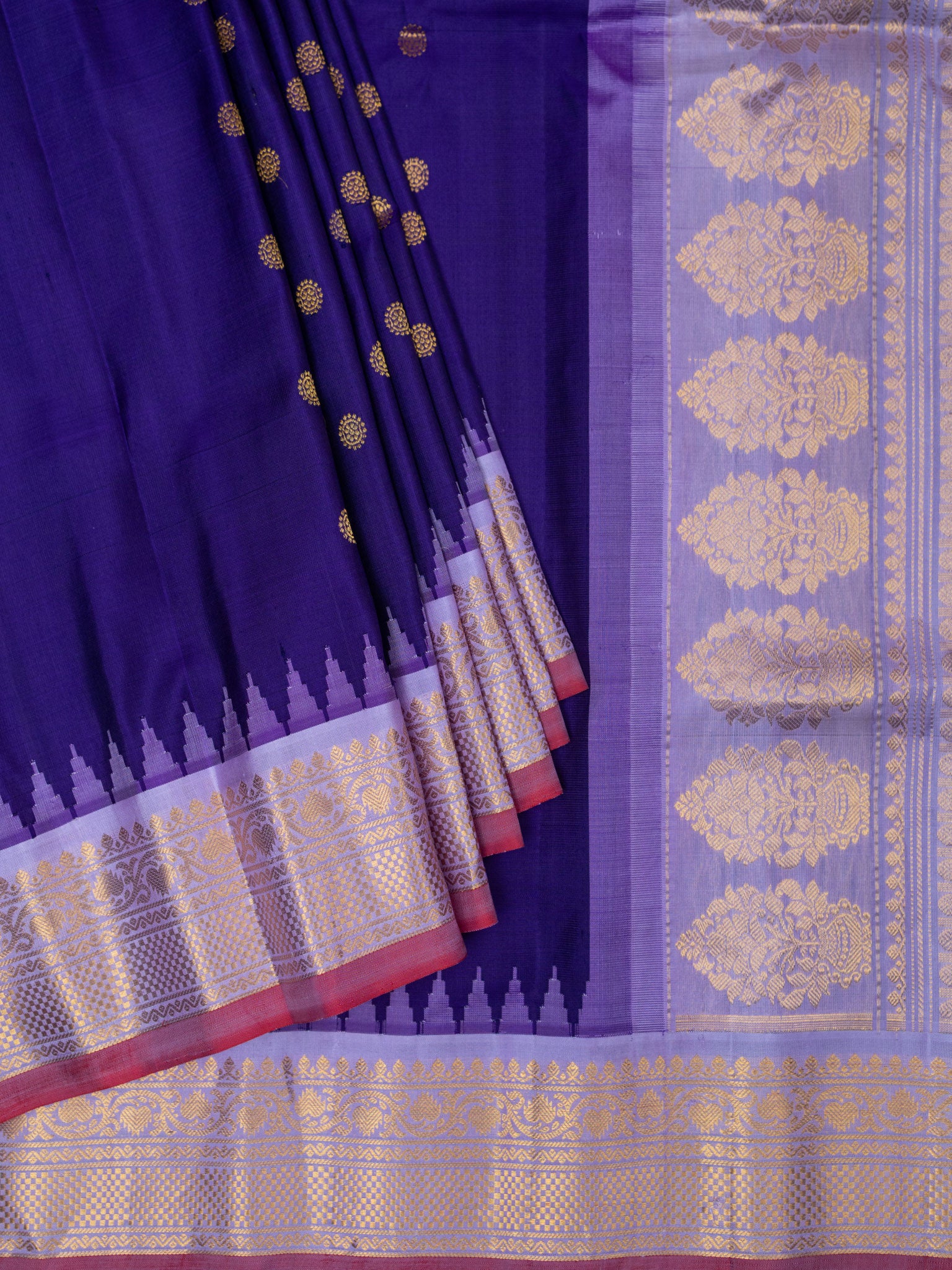 Weaves Gadwal Pattu With Contrast Border With Temple Border With Butta
