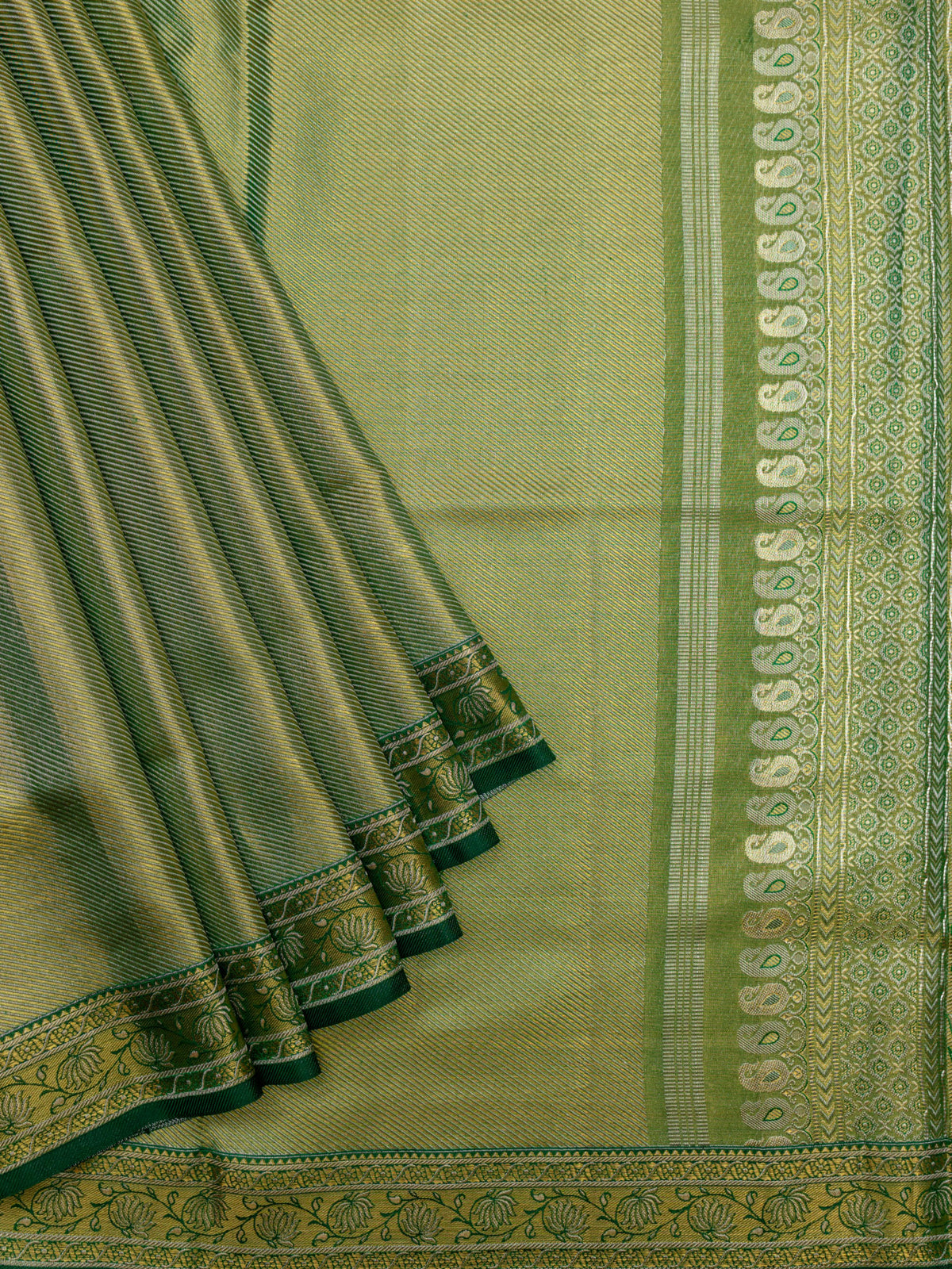 Kanjeevaram Kanchi Pattu Matte Finish Meenakari Contrast Border Cream Matte Bottle Green Base