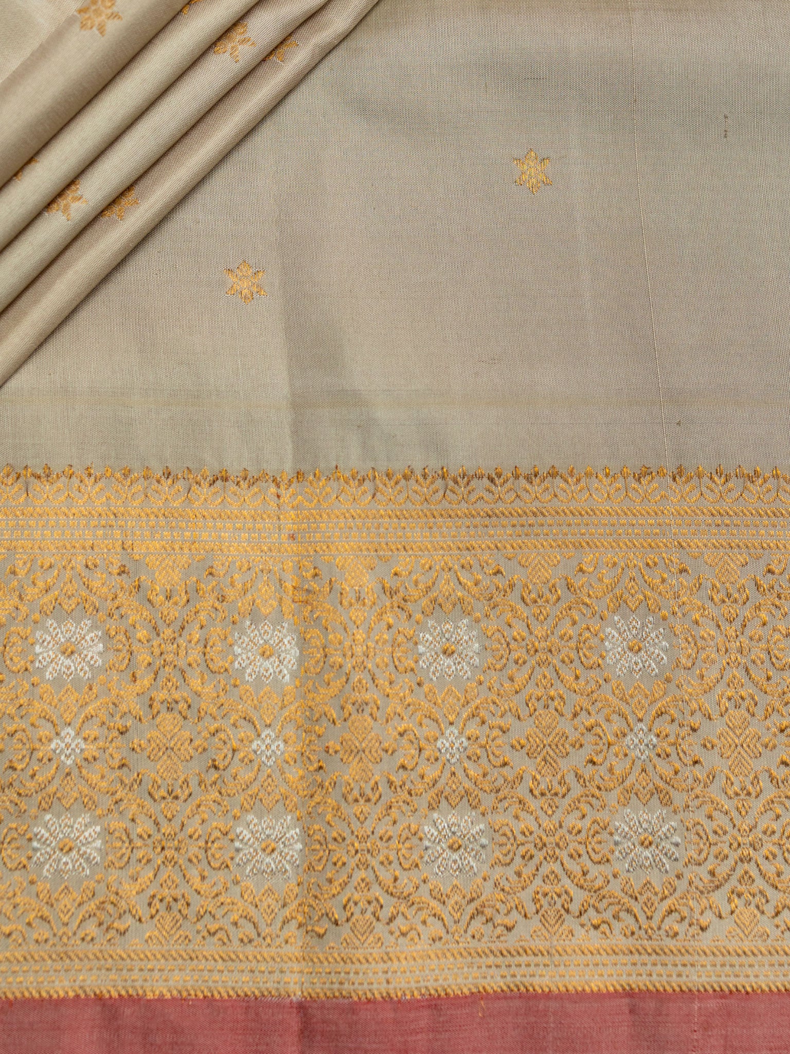 Weaves Gadwal Pattu With Butta